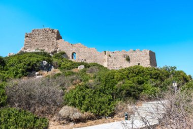 Ortaçağ şatosu Kritinia 'nın kalıntılarına giden merdivenler (Rhod
