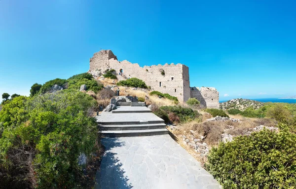 Stairs through bushes to ruins of medieval castle Kritinia with — Stock Photo, Image
