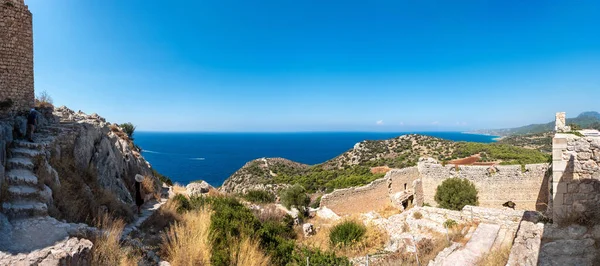 Panoramisch uitzicht op ruïne van middeleeuws kasteel Kritinia met zee — Stockfoto