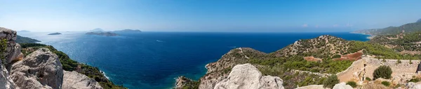 Vista panorámica del mar desde el castillo medieval Kritinia, cielo azul (Rodas, Grecia ) — Foto de Stock
