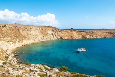 Lindos (Rodos, Yunanistan) yakınlarındaki küçük kayalık bir körfeze demir attı)
