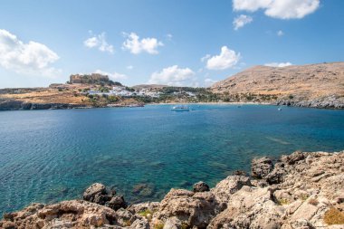 Lindos Körfezi 'nde tekneler, Lindos köyünün beyaz evleri (Rhodes, Yunanistan)