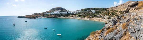 Lindos baai met beroemde strand en dorp Lindos en Acropolis (Rhodos, Griekenland)) — Stockfoto