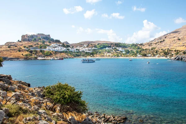 Lindos baai met boten, witte huizen van het dorp Lindos (Rhodos, Griekenland)) — Stockfoto