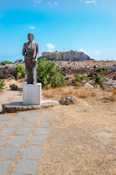 Satue of Cleobulus,  Acropolis of Lindos in background  (Rhodes, Greece) — Stock Photo, Image