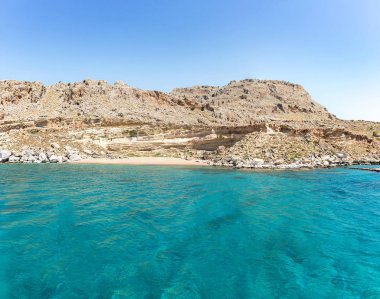Sadece tekneyle ulaşılabilir Boş Kırmızı Kum Sahili (Rodos, Yunanistan)