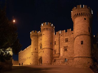 Ortaçağ şehri Rodos 'taki Büyük Usta Sarayı' nın gece manzarası (Rodos, Yunanistan)