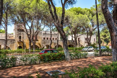 İtalya 'nın Eleousa (Rodos, Yunanistan) köyündeki terk edilmiş sanatoryum binasının önüne park edilmiş arabalar)
