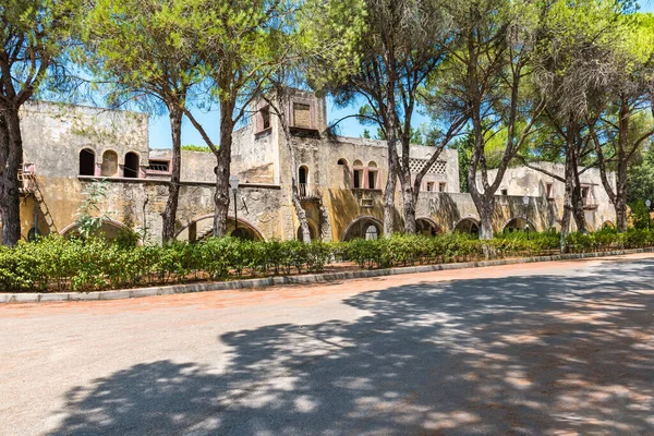 Övergiven byggnad av sanatorium i den italienska byn Eleousa (Rhodos, Grekland)) — Stockfoto