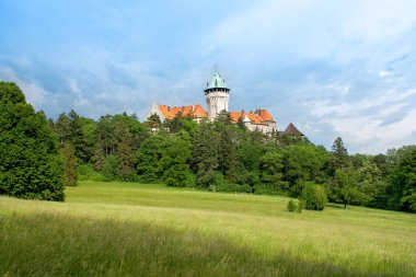 15. yüzyılda Küçük Karpatlar 'da inşa edilen Smolenice kalesinin manzarası (SLOVAKIA)