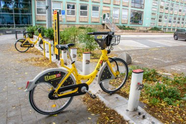 BRATISLAVA (SLOVAKIA) ECTOBER 06 2019: Sarı halka açık bisiklet park alanı yakınındaki liman istasyonunda kilitlendi 