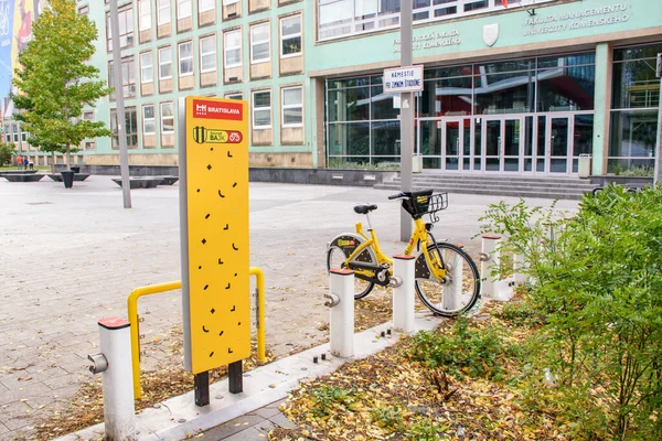 Bratislava Slovakien Oktober 2019 Gula Offentliga Cyklar Låsta Dockningsstationen Framför — Stockfoto