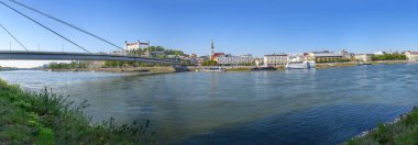 Bratislava 'nın panoramik manzarası ve arka planda Bratislava kalesi (Bratislava, Slovakya)
