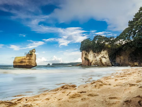 Floating Rock at Cathedral Cove New Zealand — Stock Photo, Image