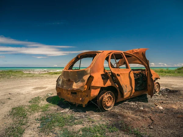 Terk edilmiş paslı araba