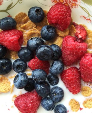 Meyveli sağlıklı kahvaltı. 