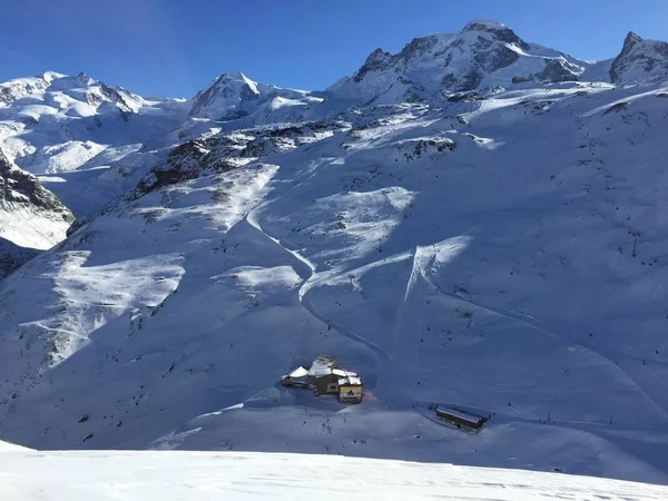 スイスの美しい冬の雪の山の風景 — ストック写真