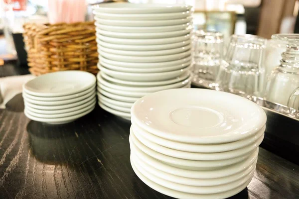 Platen en voor restaurants glas- en keramische keukengerei — Stockfoto