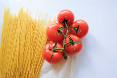 Makarna spagetti taze sebze kırmızı domates ile  