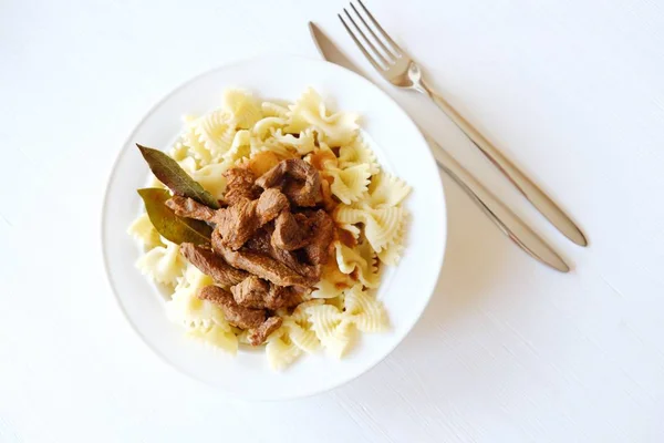 Pasta with beef in tomato sauce and laurel leaf spices — Stock Photo, Image