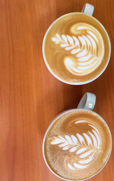 Kawę z pięknym wzorem pyszne cappuccino — Zdjęcie stockowe