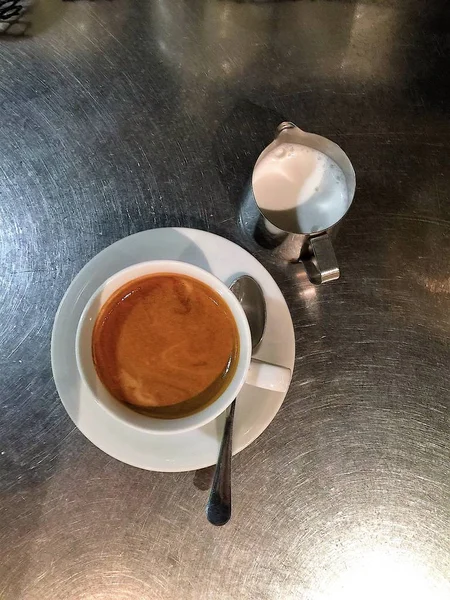 Espresso-Kaffee und kalte Milch an der Bar — Stockfoto