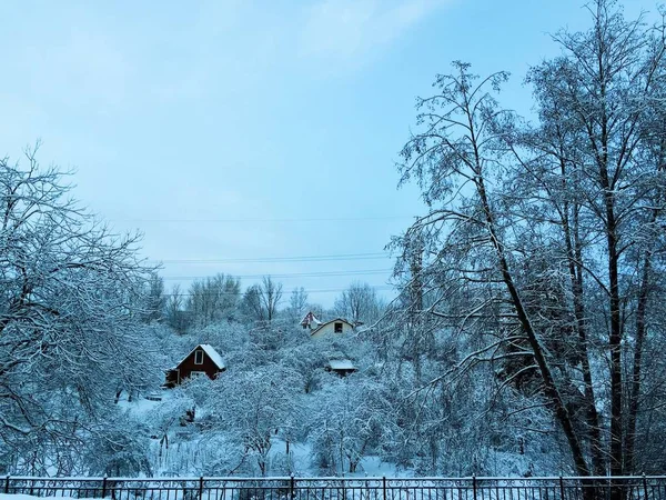 Ледяное зимнее утро в русской деревне — стоковое фото