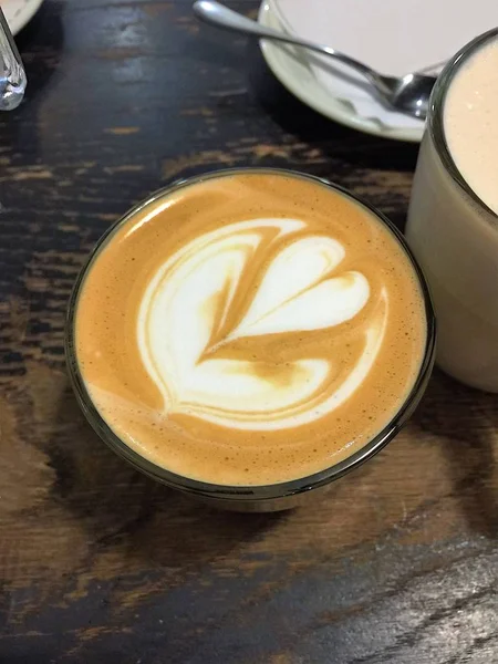 Delicioso café cappuccino com um belo padrão — Fotografia de Stock