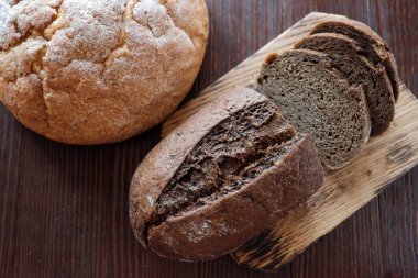 Siyah ve beyaz ev yapımı buğday pişmiş hamur işleri ekmek taze