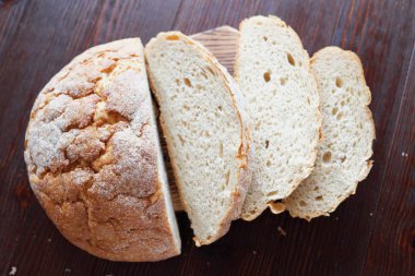 Beyaz yuvarlak kepekli ekmek taze hamur işleri lezzetli