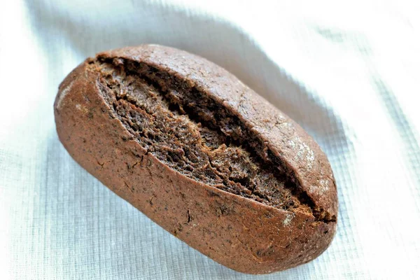 Pan de centeno negro casero horneado fresco sabroso —  Fotos de Stock
