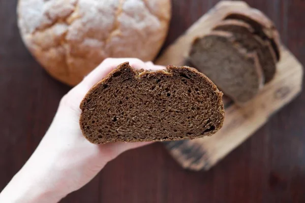 Pane di grano fatto in casa bianco e nero pasticcini appena sfornati — Foto Stock