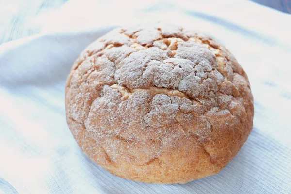 Pane di grano rotondo bianco pasticcini freschi gustosi — Foto Stock
