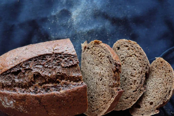 검은 호 밀 빵 집에서 만든 신선한 맛 있는 제빵 — 스톡 사진