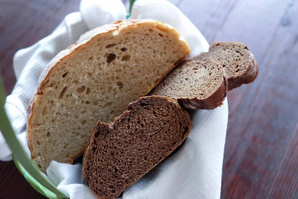 신선한 흰색과 검은색 빵 바구니 — 스톡 사진