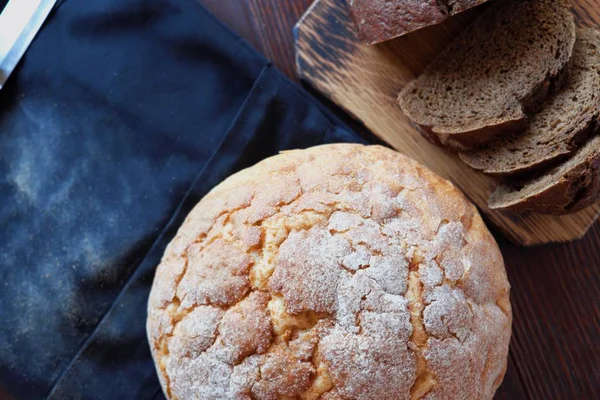 Pane di grano fatto in casa bianco e nero pasticcini appena sfornati — Foto Stock