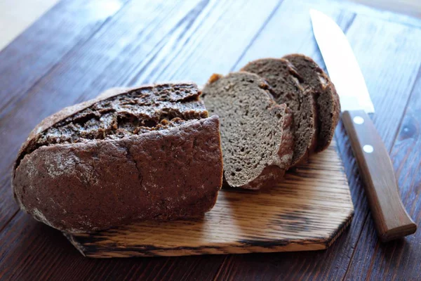 검은 호 밀 빵 집에서 만든 신선한 맛 있는 제빵 — 스톡 사진