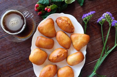 Plaka ahşap arka plan ve kahve lezzetli peynir ekmek 