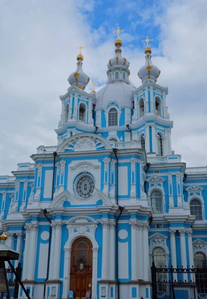 Mooie blauwe Smolny-kathedraal in Sint-Petersburg — Stockfoto