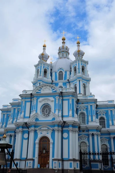 Mooie blauwe Smolny-kathedraal in Sint-Petersburg — Stockfoto