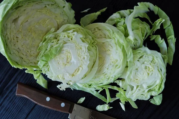 Arka planda pişirme için rendelenmiş lahana