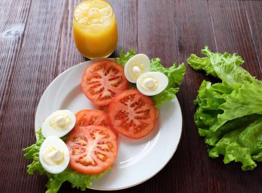 Ahşap arka plan üzerinde yumurta ile sebze sandviç