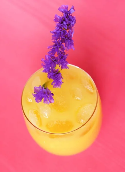 Verse jus d'orange op roze achtergrond — Stockfoto