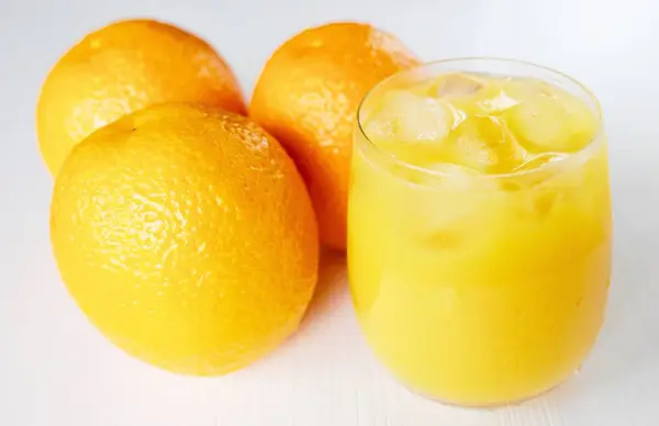 Jus d'orange frais sur fond blanc — Photo