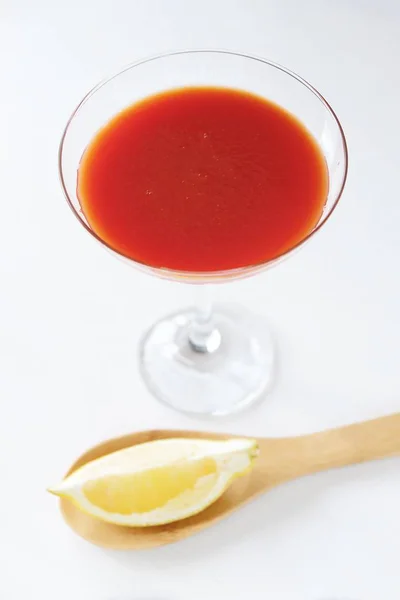 Cocktail alcolico sanguinoso Mary con limone — Foto Stock