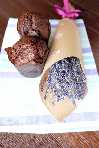 Bellissimo bouquet di lavanda e muffin per la prima colazione — Foto Stock