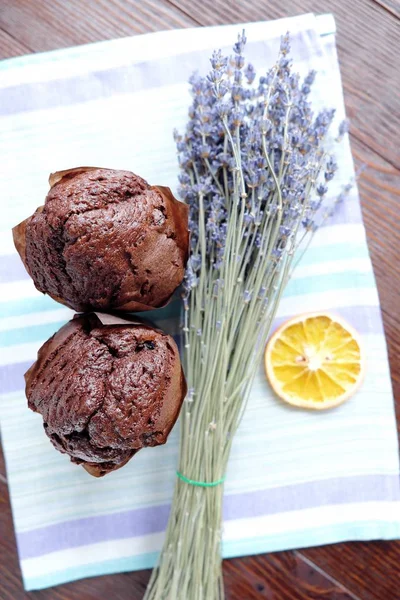 Mooi boeket van lavendel en muffins voor ontbijt — Stockfoto