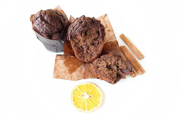 Chocolade muffins met ingrediënten voor het ontbijt — Stockfoto