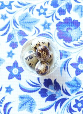 Güzel Bıldırcın yumurta bir daire içinde benekli