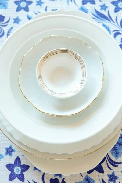 Zestaw małych i dużych Miski porcelanowe — Zdjęcie stockowe